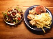 "Schmetterlings-Steak" mit Serranoschinken und Fettucini an gefüllten Champignons - Rezept