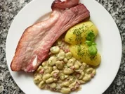 Geräucherte Bierrippe mit Orangenhonigkruste und dicken Bohnen an Salzkartoffeln - Rezept