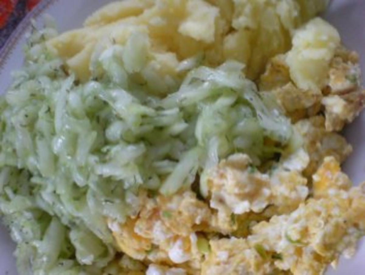 Kartoffelbrei mit Rührei und Gurkensalat - Rezept - kochbar.de