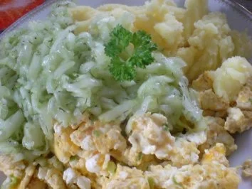 Kartoffelbrei mit Rührei und Gurkensalat - Rezept