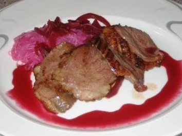 Lavendel geräucherte Entenbrust mit Rote Bete-Glasnudelsalat und Kirschcoulis - Rezept