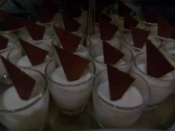 Eierlikör-Vanillecreme in Schnapsgläsern für Dessertbuffet - Rezept