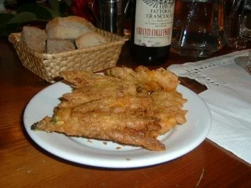 Rezept: Sommersehnsucht: Frittierte Zucchiniblüten Sommersehnsucht: Frittierte Zucchiniblüten - Rezept