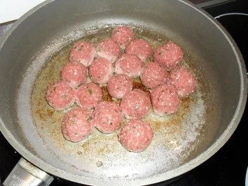 Mettbällchen in Pilz - Weißwein - Sauce - Rezept - Bild Nr. 2