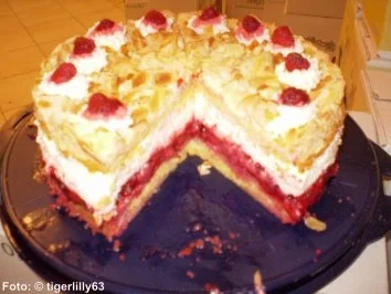 Rezept: Himbeertorte mit Baiser Bild Nr. 2 Himbeertorte mit Baiser - Rezept - Bild Nr. 2