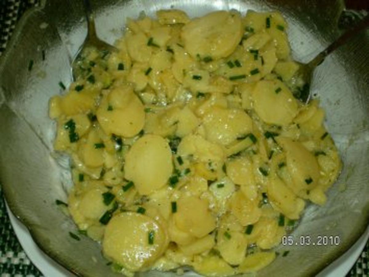 Seelachsfilet paniert mit Kartoffelsalat - Rezept - Bild Nr. 2