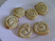 Blätterteigschnecken mit Mandelfrischkäse - Rezept