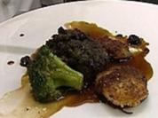 Hirschmedaillons unter der Kräuterkruste mit Apfel-Kartoffel-Rösti - Rezept