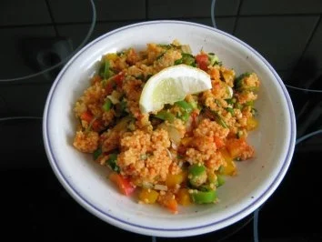 Couscous-Salat mit Joghurt-Minze-Dip - Rezept