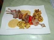 Rezept: Rinder-Lamm-Spieร mit Meerrettich-Senf-Soรe Rinder-Lamm-Spieร mit Meerrettich-Senf-Soรe - Rezept