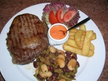 Rezept: US-Prime Roastbeef an Chilibohnen mit Steakhouse Kartoffeln und argentinischer Steaksauce US-Prime Roastbeef an Chilibohnen mit Steakhouse Kartoffeln und argentinischer Steaksauce - Rezept