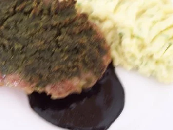 Rezept: Kalbshaxe mit Kruste an Kartoffel-Pü mit Schnittlauch Kalbshaxe mit Kruste an Kartoffel-Pü mit Schnittlauch - Rezept