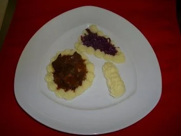 Rindergulasch  umrahmt von Kartoffelpüree - Rezept