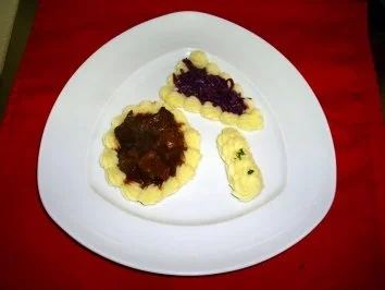Rindergulasch  umrahmt von Kartoffelpüree - Rezept - Bild Nr. 2