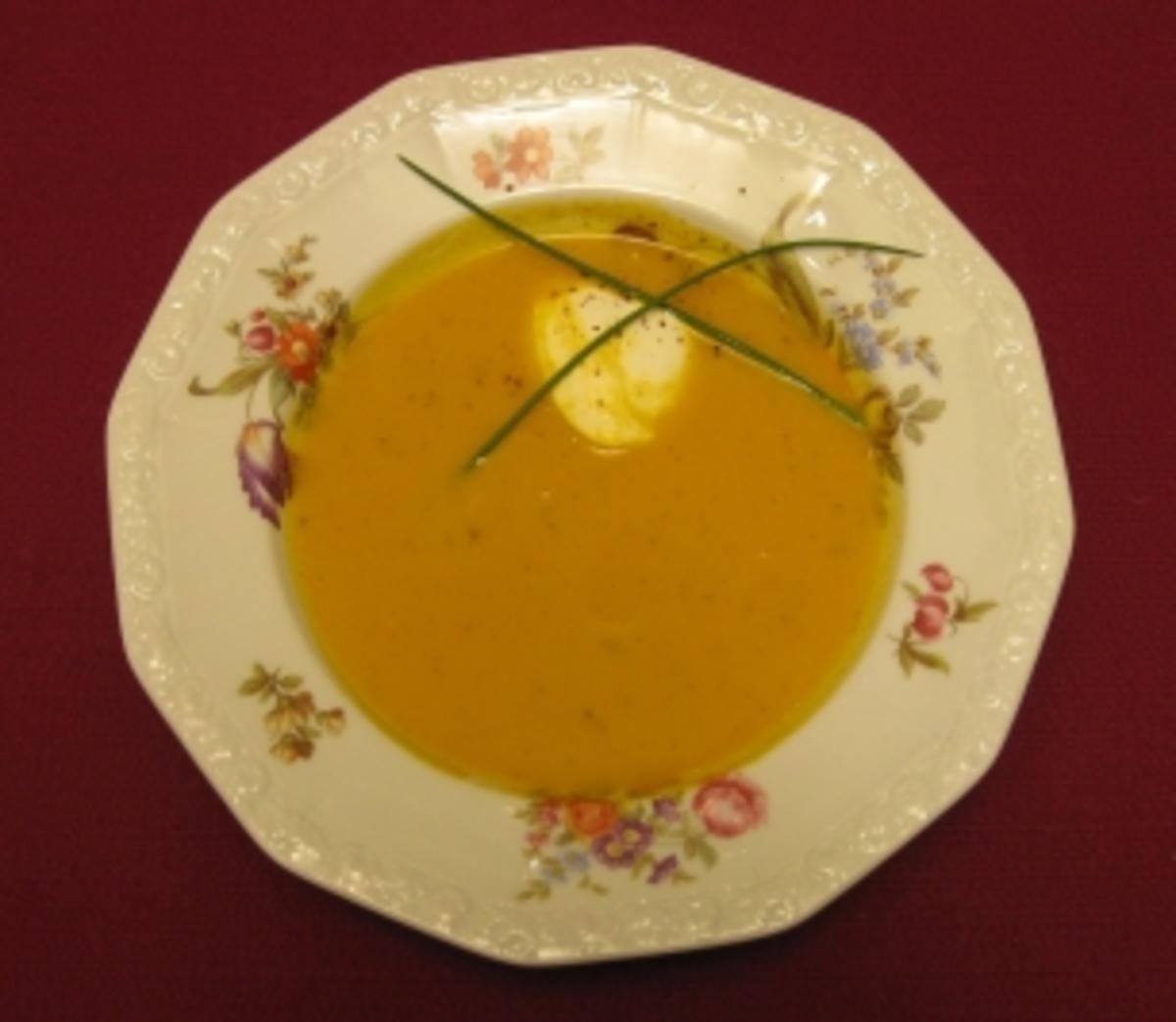 Möhrensuppe mit frischem Orangensaft, Schmand und Muskat - Rezept ...