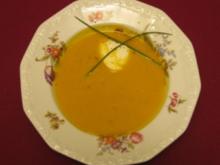Möhrensuppe mit frischem Orangensaft, Schmand und Muskat - Rezept
