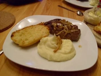 Rindernackensteak mit Kartoffelpüree,Zwiebelringen Apfelmus und Knoblauchbaguette - Rezept - Bild Nr. 2