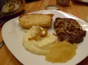 Rezept: Rindernackensteak mit Kartoffelpüree,Zwiebelringen Apfelmus und Knoblauchbaguette Rindernackensteak mit Kartoffelpüree,Zwiebelringen Apfelmus und Knoblauchbaguette - Rezept