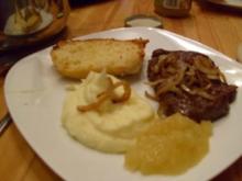 Rindernackensteak mit Kartoffelpüree,Zwiebelringen Apfelmus und Knoblauchbaguette - Rezept