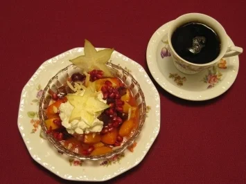 Obstsalat mit selbst gemachter Eierlikörsahne und Mandelsplittern - Rezept