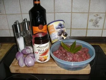 Hirschgulasch mit Backpflaumen und Rotwein - Rezept - Bild Nr. 2