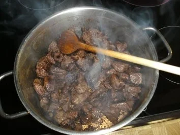 Hirschgulasch mit Backpflaumen und Rotwein - Rezept - Bild Nr. 4