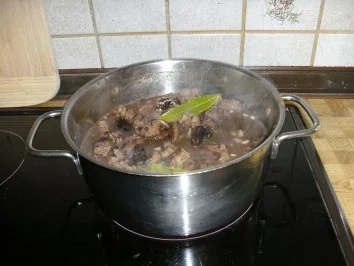 Hirschgulasch mit Backpflaumen und Rotwein - Rezept - Bild Nr. 5
