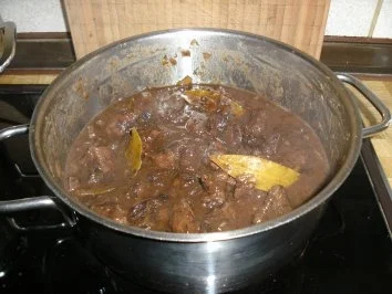 Hirschgulasch mit Backpflaumen und Rotwein - Rezept - Bild Nr. 6