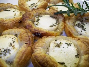 Ziegenfrischkäsetörtchen mit canadischem Honig und Rosmarin - Rezept