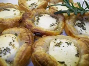 Rezept: Ziegenfrischkรคsetรถrtchen mit canadischem Honig und Rosmarin Ziegenfrischkรคsetรถrtchen mit canadischem Honig und Rosmarin - Rezept