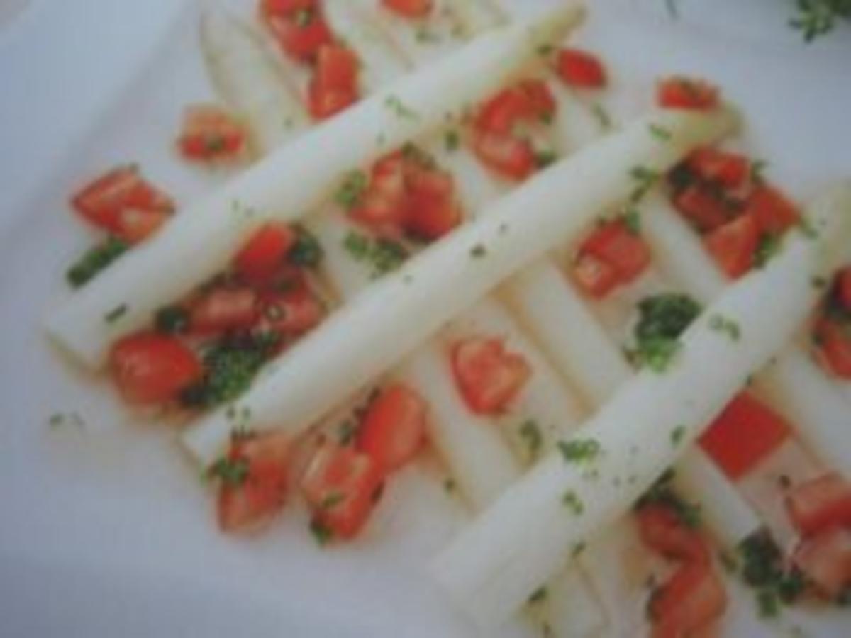 Salat: lauwarmer Spargelsalat mit Tomaten-Kräuterdressing - Rezept