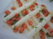 Salat: lauwarmer Spargelsalat mit Tomaten-Kräuterdressing - Rezept