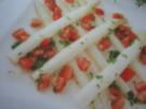 Salat: lauwarmer Spargelsalat mit Tomaten-Kräuterdressing - Rezept