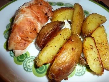 Fl/Huhn: Brathähnchen mit Kartoffelspalten - Rezept