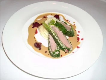 Entenbrust im Wirsingmantel, dazu Gänselebersoße und Kartoffel-Selleriepüree - Rezept