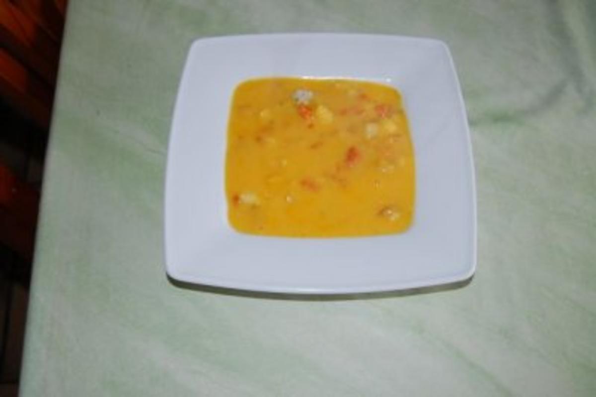 Karotten-Apfel-Süppchen mit Haselnussklößchen und Chillifäden - Rezept