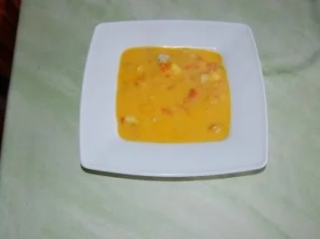 Rezept: Karotten-Apfel-Süppchen mit Haselnussklößchen und Chillifäden Karotten-Apfel-Süppchen mit Haselnussklößchen und Chillifäden - Rezept