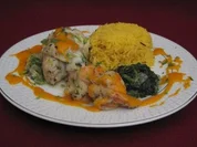 Schollenfiletröllchen an Hummersoße mit Spinat und Safranreis - Rezept