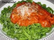 Spinattagliatelle mit Tomaten-Specksauce - Rezept