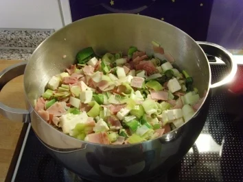 Rezept: Schinken/Lauchsuppe mit Scharfskäse Schinken/Lauchsuppe mit Scharfskäse - Rezept