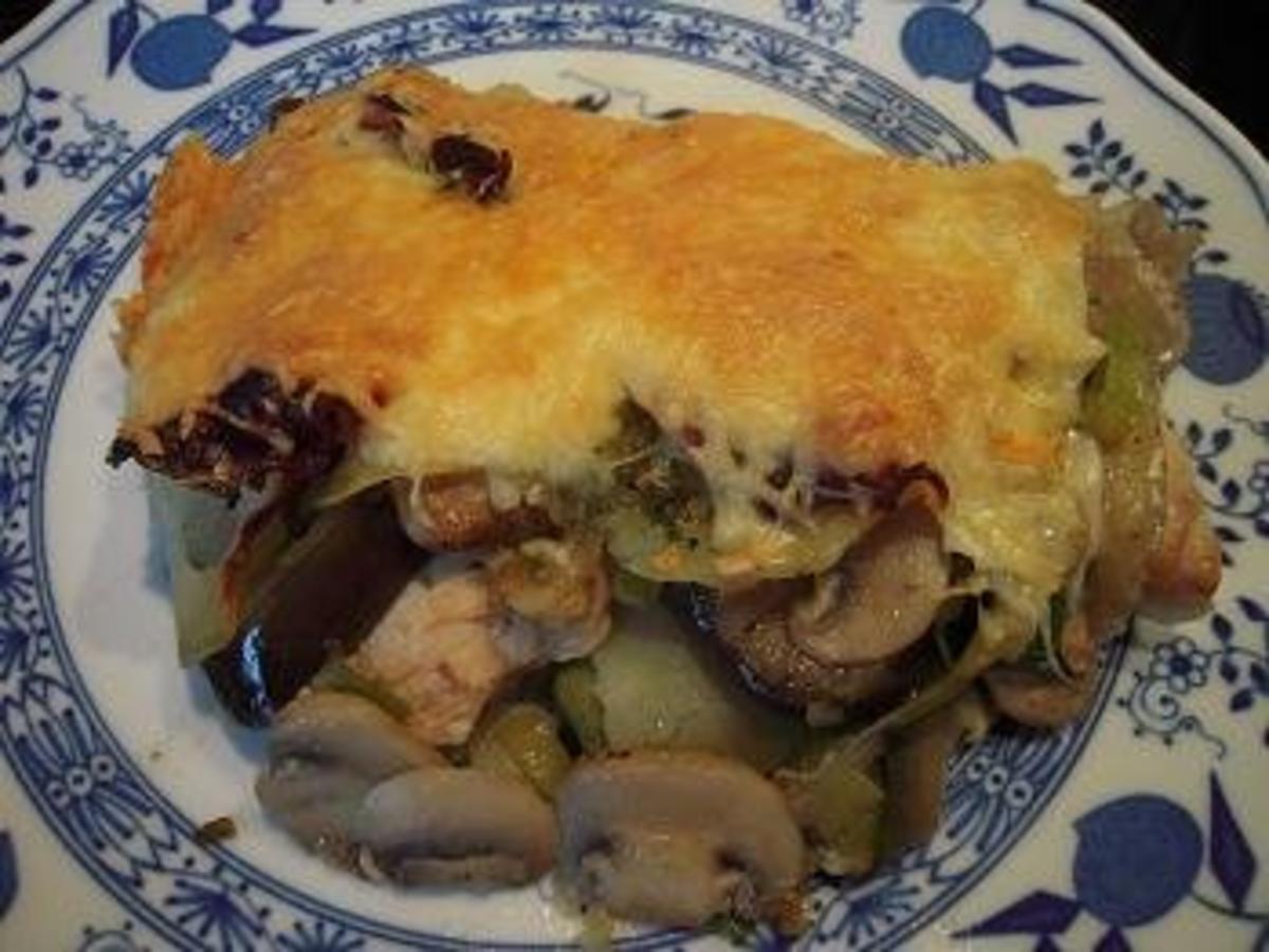 Bilder für Putenbrustfilet, Aubergine, Porree und Champignons, mit Käse überbacken - Rezept