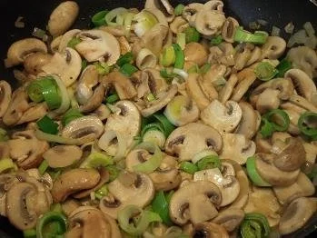 Rezept: Putenbrustfilet, Aubergine, Porree und Champignons, mit Käse überbacken Bild Nr. 3 Putenbrustfilet, Aubergine, Porree und Champignons, mit Käse überbacken - Rezept - Bild Nr. 3