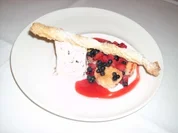 Mandelgrissini mit Amarettinieis auf Bisquit mit Beerensalat - Rezept