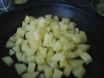 Schnitzel mit Kartoffelwürfeln, Currygemüse und lecker Sauce - Rezept - Bild Nr. 4