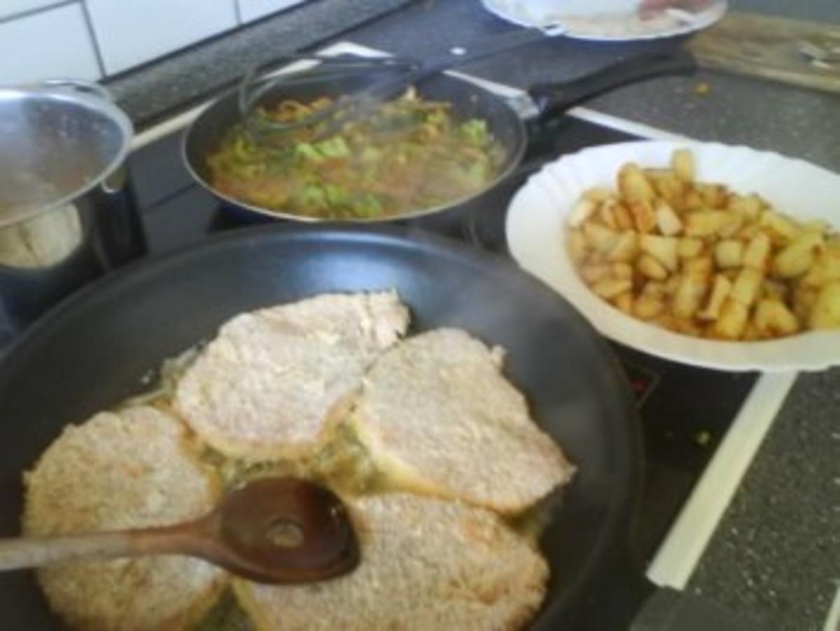 Schnitzel mit Kartoffelwürfeln, Currygemüse und lecker Sauce - Rezept - Bild Nr. 2