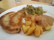 Schnitzel mit Kartoffelwürfeln, Currygemüse und lecker Sauce - Rezept