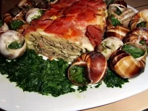 Rezept: Gegrillte Maultasche im Speckmantel auf Spinat mit Achatschnecken garniert Gegrillte Maultasche im Speckmantel auf Spinat mit Achatschnecken garniert - Rezept