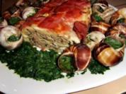 Gegrillte Maultasche im Speckmantel auf Spinat mit Achatschnecken garniert - Rezept
