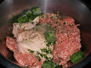 Rezept: Gegrillte Maultasche im Speckmantel auf Spinat mit Achatschnecken garniert Bild Nr. 3 Gegrillte Maultasche im Speckmantel auf Spinat mit Achatschnecken garniert - Rezept - Bild Nr. 3