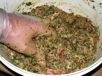 Rezept: Gegrillte Maultasche im Speckmantel auf Spinat mit Achatschnecken garniert Bild Nr. 4 Gegrillte Maultasche im Speckmantel auf Spinat mit Achatschnecken garniert - Rezept - Bild Nr. 4